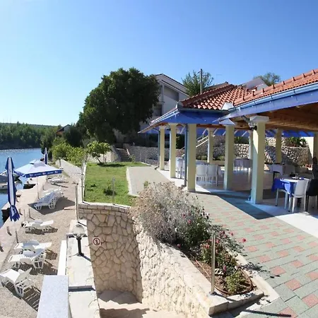 Cosy In Obrovac With Bath Apartment *