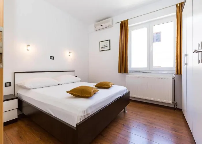 Cosy In Obrovac With Bath Apartment