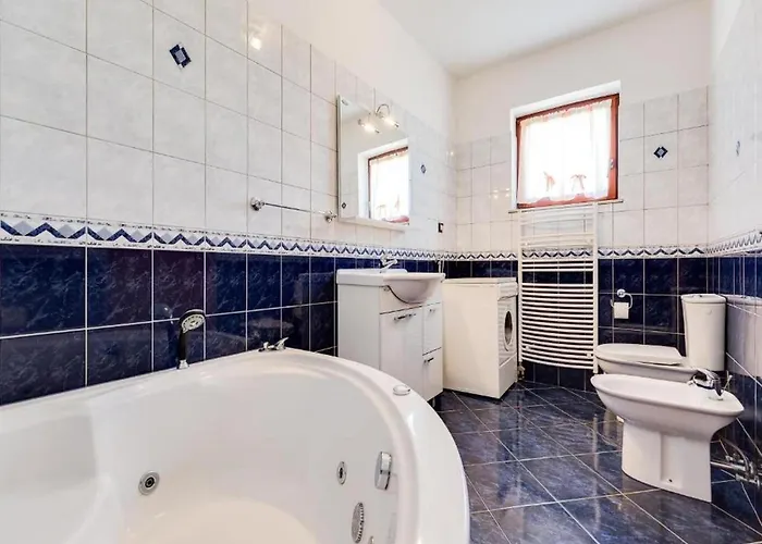 Apartment Cosy In Obrovac With Bath *