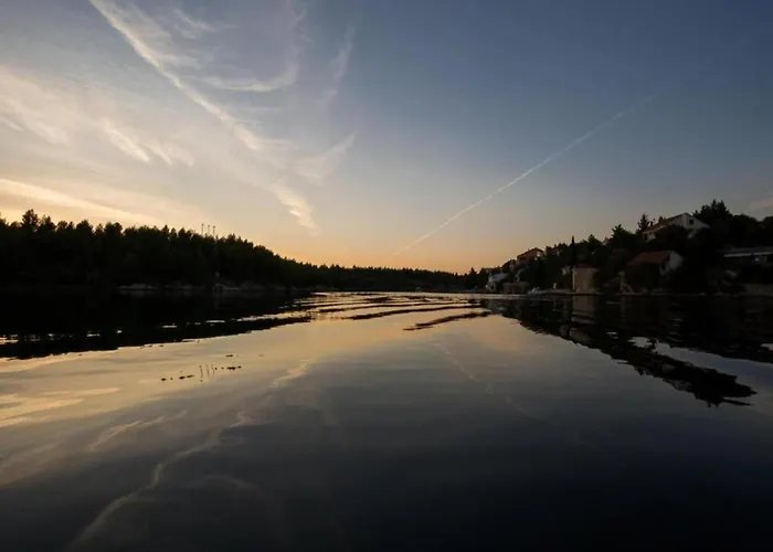 Cosy In Obrovac With Bath *