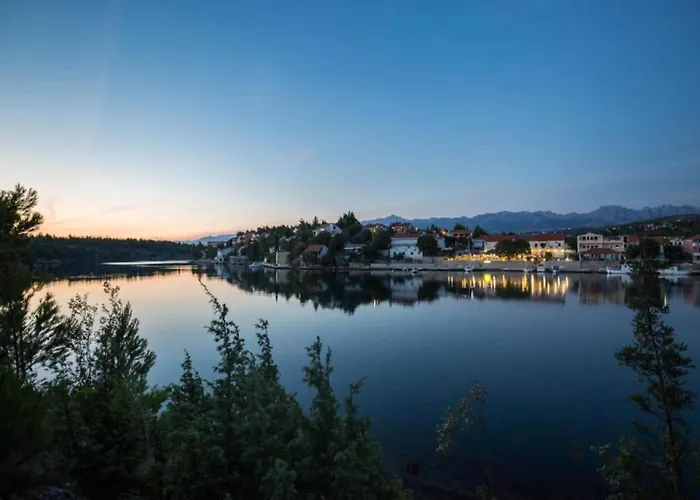 Cosy In Obrovac With Bath