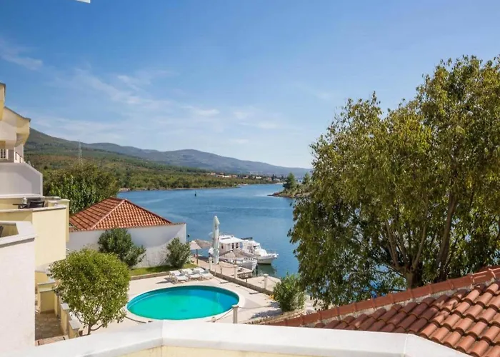 Cosy In Obrovac With Bath *