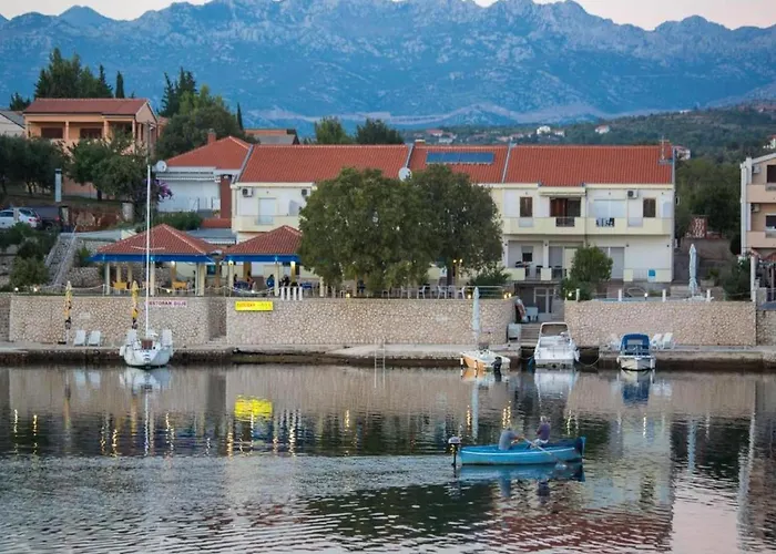 Апартаменты Cosy In With Bath